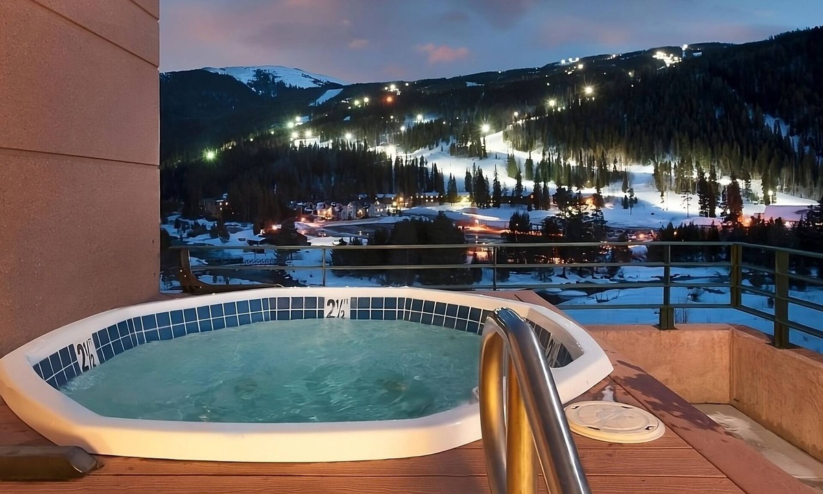 Mountain House Hotel | Your Ski Paradise with Morning Delight! Free Breakfast, Jacuzzi, Pets Allowed!