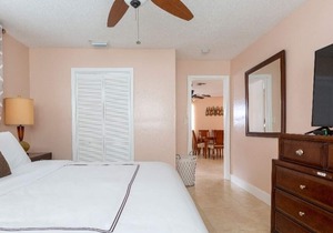 Beautifully Renovated Palm Beach Gardens Appt