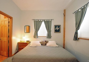 Carriage House Suite - cozy 1st level duplex apt.