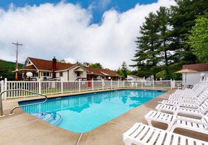 Charming and causal motel in a great location with shared resort amenities