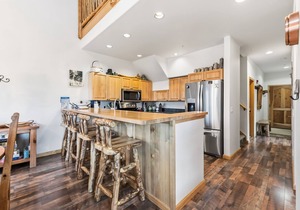 Close to downtown Breckenridge, vaulted ceilings, walk to mountain, hot tubs!