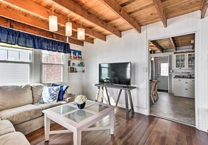 Cozy Beach Front Cottage in Hawk's Nest
