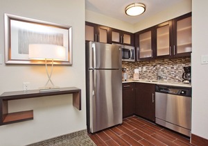 King Studio. Free Breakfast, Gym & Pool Access. Near Downtown Austin!