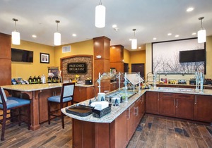 King Studio. Free Breakfast, Gym & Pool Access. Near Downtown Austin!