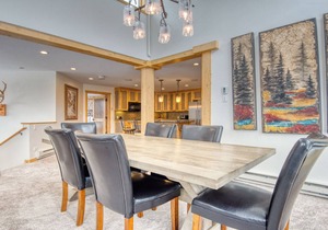 Spacious 3BR Mountain Lodge Stone Fireplace Vaulted Ceilings & Mountain View