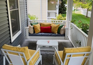 Spacious Lakeside cottage - Sleeps 16 - steps to Pool, Fitness, & Pickleball