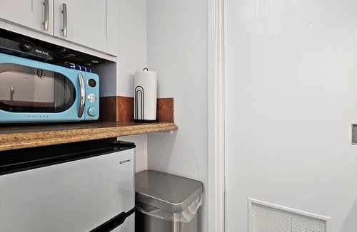 Waikiki Apartment | ωαιкιкι 6ᵗʰ Floor Studio w/Balcony — WAIKIKI GRAND HOTEL® 615