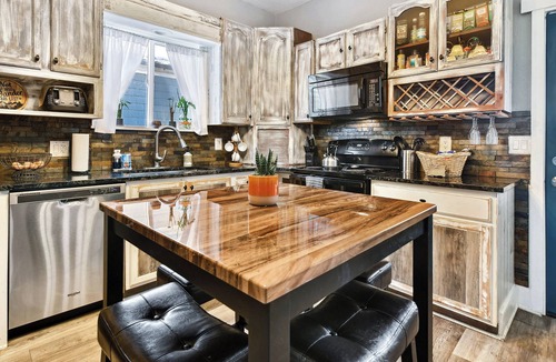 Central Colorado Springs House | ᨒStylish Basecamp/Fire Pit/2 Blocks to Downtownᨒ