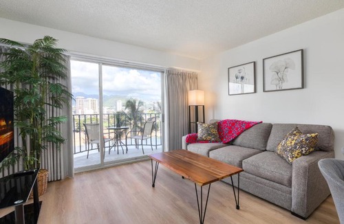 McCully - Moiliili Apartment | 01 FREE Parking 10 min beach 2br-Waikiki Ala Moana