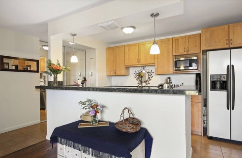 Hale Apartment | 1 BED-Sunny Apt-Denver- Pool, gym, sauna, Walk to dining, shops, hospitals;