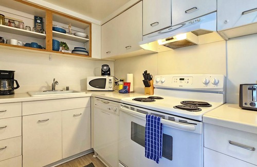 Diamond Head - Kapahulu - St. Louis Condo | 🌬1-Bedroom Diamond Head Retreat w/stunning Ocean Views & Full Kitchen🌬