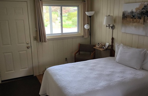 Dryden Hotel | 1-Bedroom Room with Kitchen & WiFi in Quiet Wilton