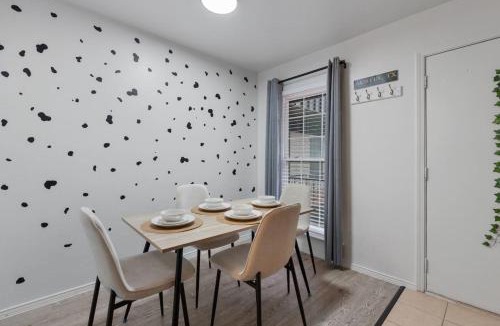 West Campus Apartment | 1 Br Apt Next 2 Downtown - Cozy