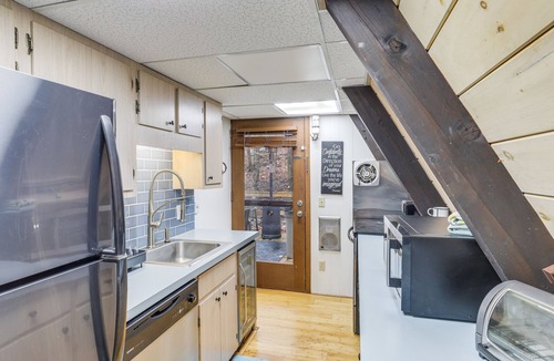 Charter Hills Cabin | 1 Mi to Beech Mtn! Family Retreat w/Hot Tub