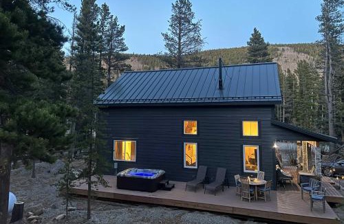 Saint Mary's House | 1 Mi to St Mary’s Glacier Trail: Modern Mtn Cabin!