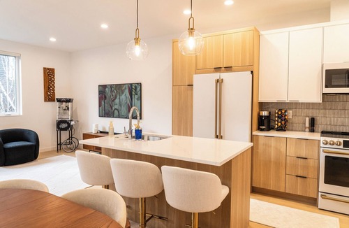 Alki House | 10 Star, Lux Townhome, Rooftop, Fire pit, Puget Sound Views, Alki Beach, EV