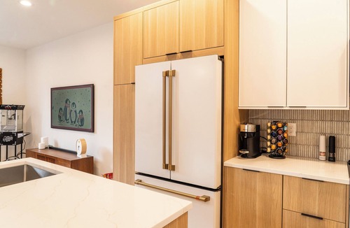 Alki House | 10 Star, Lux Townhome, Rooftop, Fire pit, Puget Sound Views, Alki Beach, EV