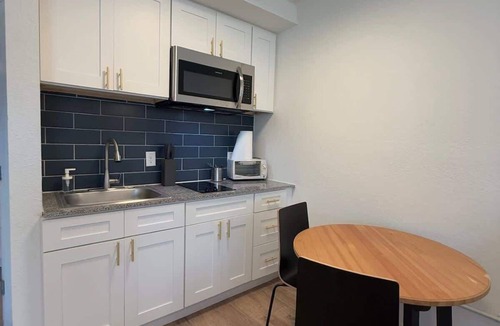 St. Johns Apartment | [11] ATX Studio: 1 Queen, Access to Gym & Laundry