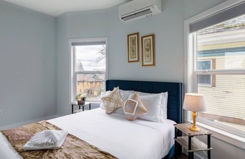Minor House | 1116 Upper · 4b3b Upper Unit in Capitol Hill/Central Location