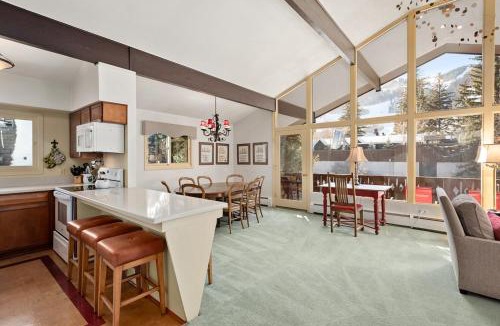 Aspen House | 118 E. Bleeker St. Upper level, Condo in Duplex with Private Deck