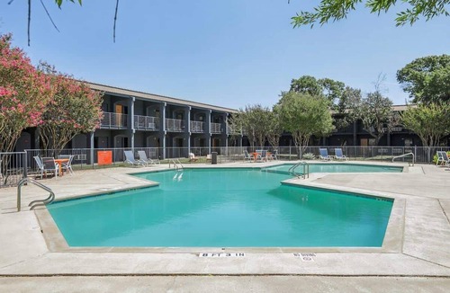 St. Johns Apartment | [15] ATX Studio: 1 Queen, Access to Gym & Laundry