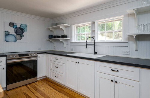 Copperhill Cottage | ★1930s Cottage w/Patio/by River/Shops/Activities★