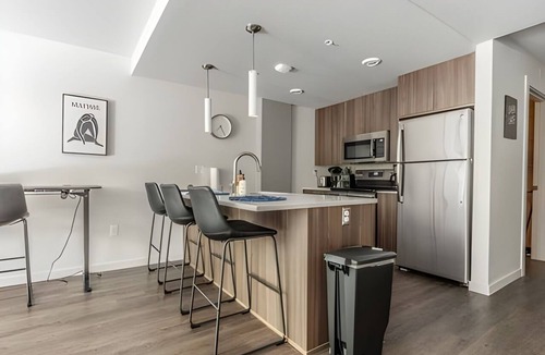 West Bellevue Apartment | 1BR+Den | Gym | Bellevue | Sophari Downtown D