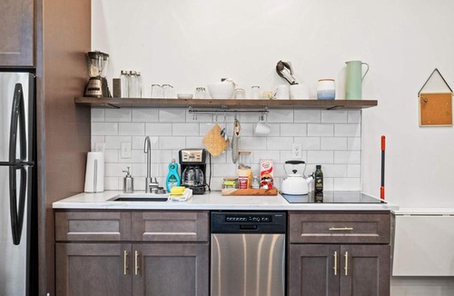Licking Riverside Apartment | 1BR with Kitchen & Free Parking - Walk Everywhere
