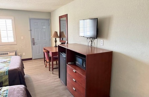 Pearsall Hotel | 2 Accommodations with Free Parking | Explore Frio Regional Parks | 2 Queen Beds