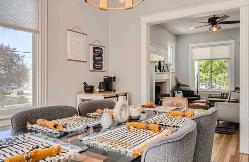 Washington Park West House | 2 Bed Sunny Retreat, Home Office, Backyard 30 Day
