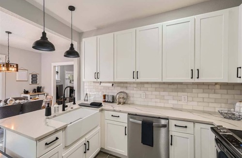 Washington Park West House | 2 Bed Sunny Retreat, Home Office, Backyard 30 Day