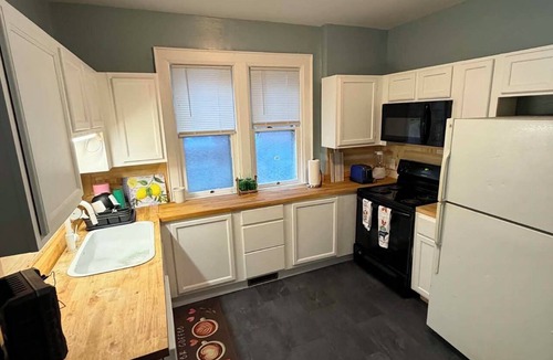 Franklin Park Apartment | 2-bedroom apartment in serene Columbus with AC for relaxing stays