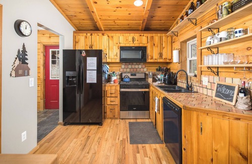 Foscoe Cabin | 2 Bedroom w/Loft Log Cabin situated PERFECTLY between Boone & Skiing/Grandfather