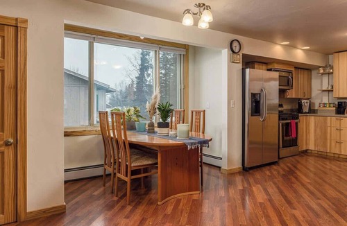 Taku - Campbell House | 2 BR Home Minutes Away from the Airport!