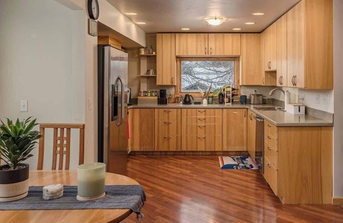 Taku - Campbell House | 2 BR Home Minutes Away from the Airport!