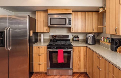 Taku - Campbell House | 2 BR Home Minutes Away from the Airport!