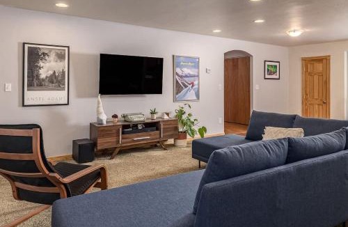 Taku - Campbell House | 2 BR Home Minutes Away from the Airport