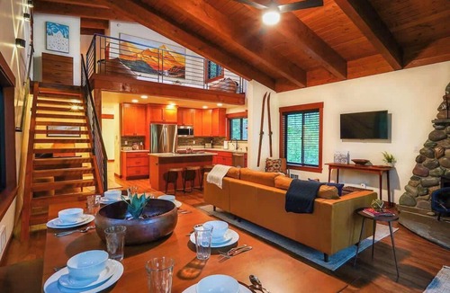 Warnick House | 2 BR Modern Luxury Woodland Family Escape Near Mt Baker