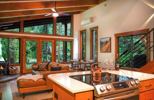 Warnick House | 2 BR Modern Luxury Woodland Family Escape Near Mt Baker