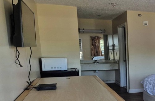 Chickamauga Hotel | 2 Comfortable King Rooms Ideal for Exploring Nearby Chickamauga Highlights