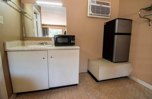 Calhoun Apartment | 2 Full Bed|Smoking|Calhoun GA