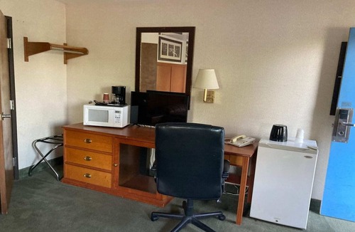 Stevenson Apartment | 2 Full Beds | Non-Smoking