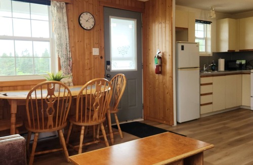Boularderie Cabin | 2 king BD Full Kitchen Large Outdoor Space | Unit 14 @ Great Cabot Lodge