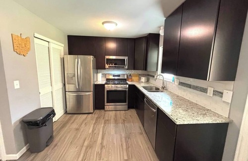 Royal Manor House | 2 King Bedroom Ranch - Hot Tub -Pets and Kids Welcome - Fenced Yard - Smart TV