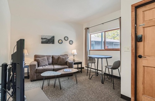 Idaho Springs Hotel | 2 King Suite w/Private Bedroom in Boutique Mtn Motel