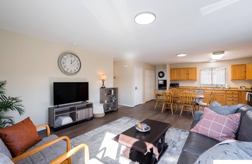 Bayshore - Klatt House | 2 King Suites! 4 bedrooms + bonus room. Great for groups! 2 complete units.
