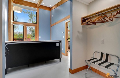 Gateway Ski Chalet | 2 Master Suites-The Mountain View Chalet @ Abby's Place