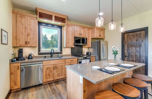 Palmer House | 2 Mi to Dtwn Palmer: Custom Valley Home w/Garage