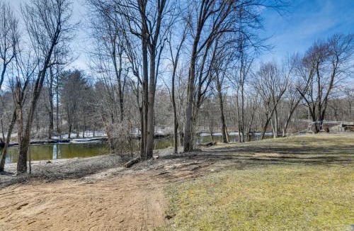 Peru House | 2 Mi to Lake Champlain! 4 Riverfront Cabins