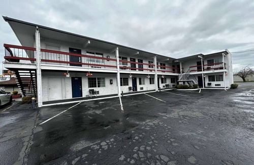 Longview Apartment | 2 Queen Beds|Non-Smoking